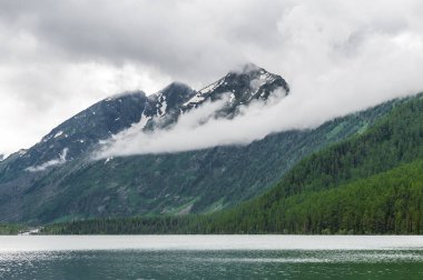 Altai Dağları 'nın arka planına ve asılı bulutlara karşı