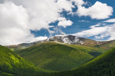 Altai dağları ve ormanları bulutlu mavi gökyüzüne karşı