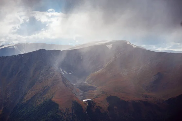Altai Dağları 'ndaki bulutlar yatay olarak filme alınır.