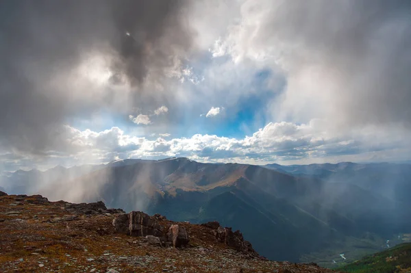 Altai Dağları 'nda mavi gökyüzü parıltısıyla fırtına bulutları.