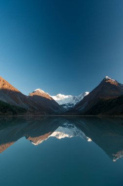 Dağlarda gölün tepeleri karla kaplıdır.
