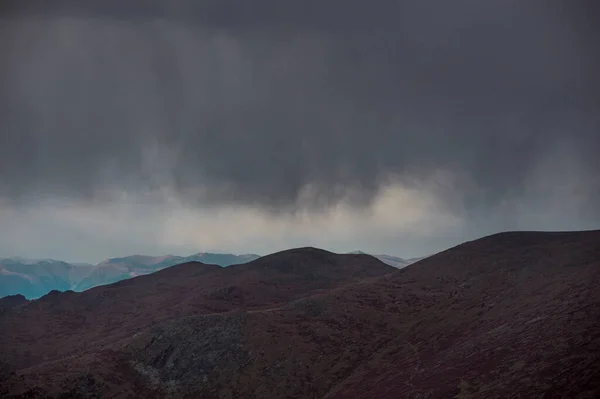 Nubes severas sobre el telón de fondo de las montañas de Altai —  Fotos de Stock