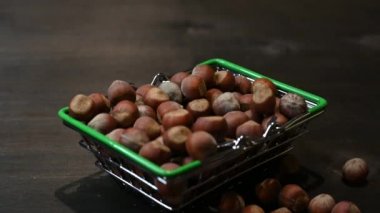 4K sepetinde fındıklar var.