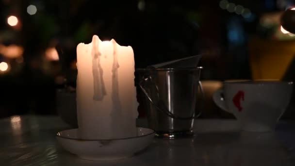 Vela ardiendo en la mesa en el stand de primer plano de vídeo 4k — Vídeos de Stock