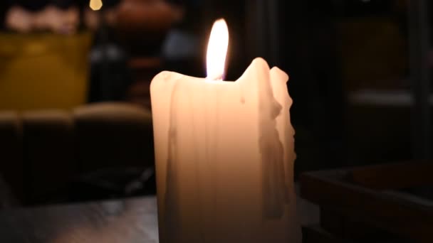 Κερί Λευκό Big Burning in the Wind Κοντινό πλάνο βίντεο 4k — Αρχείο Βίντεο