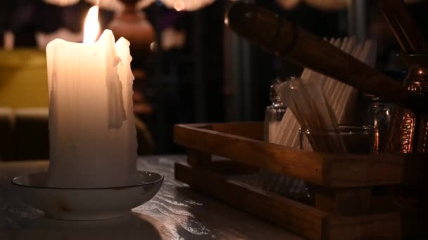 Στο τραπέζι καίει ένα μεγάλο κερί γκρο πλαν βίντεο 4k — Αρχείο Βίντεο
