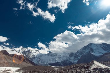 Gün batımında Beluha Dağı. Altai Dağı. gorizyonal