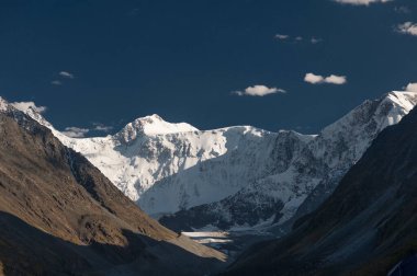 Gün batımında Beluha Dağı. Altai Dağı. gorizyonal