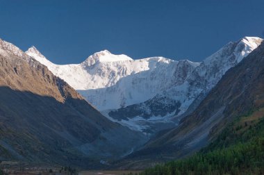 Gün batımında Beluha Dağı. Altai Dağı. gorizyonal