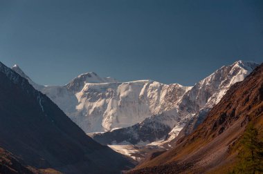 Gün batımında Beluha Dağı. Altai Dağı. gorizyonal