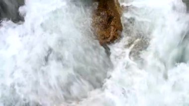 Nehrin hızlı uzanan taşları yatay olarak 4k.