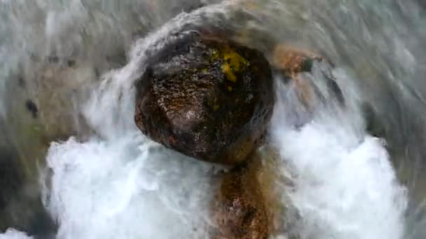 Η ταχεία ροή του ορεινού ποταμού γύρω από την πέτρα σε κοντινή απόσταση 4k — Αρχείο Βίντεο