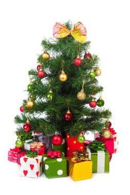 beyaz zemin üzerinde hediyeler ile Noel ağacı süslü
