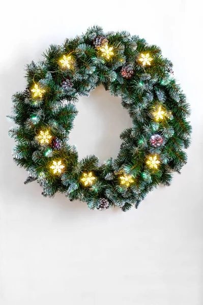 Corona Navidad Con Luces Blanco —  Fotos de Stock