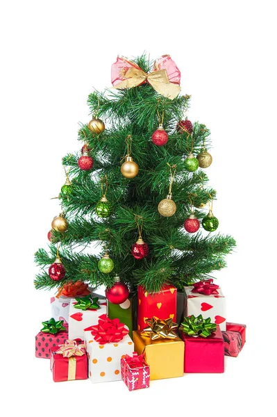 Geschmückter Weihnachtsbaum Mit Geschenken Auf Weißem Hintergrund — Stockfoto