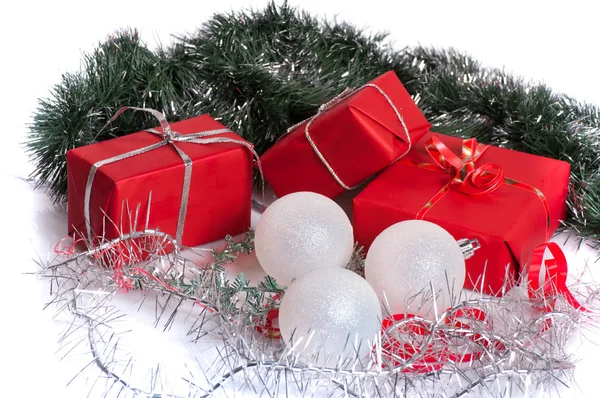 Regalos Rojos Con Oropel Plata Aislado Sobre Fondo Blanco — Foto de Stock