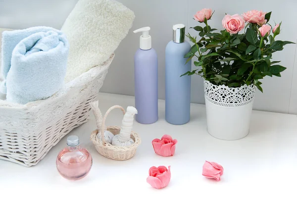 Toallas Artículos Spa Con Flores Rosas Sobre Fondo Blanco —  Fotos de Stock