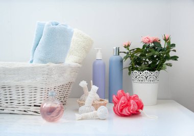 havlu ve spa öğeleri ile beyaz zemin üzerine gül çiçek