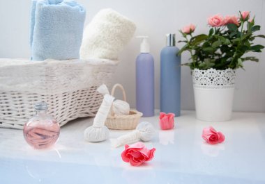 havlu ve spa öğeleri ile beyaz zemin üzerine gül çiçek