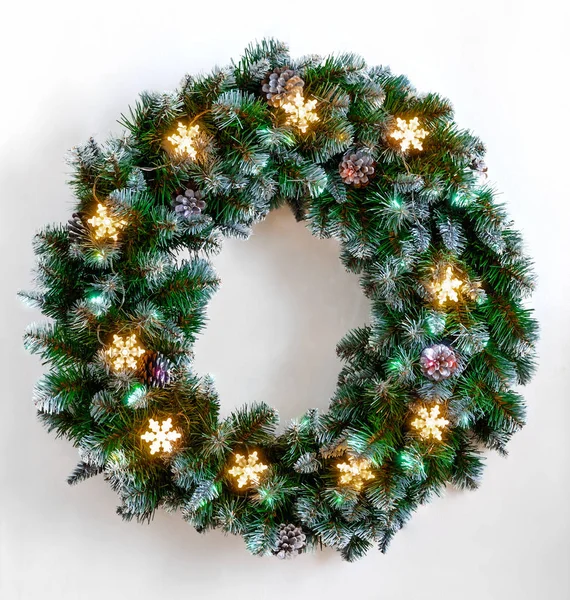 Corona Navidad Con Luces Blanco —  Fotos de Stock