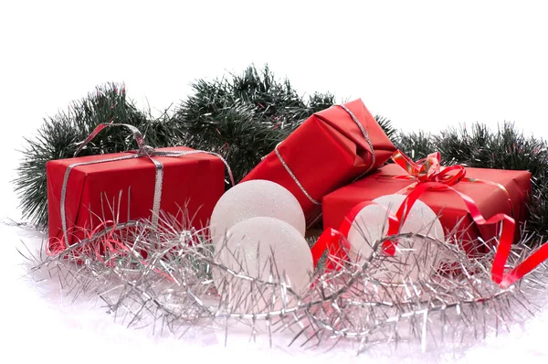 Regalos Rojos Con Oropel Plata Aislado Sobre Fondo Blanco — Foto de Stock