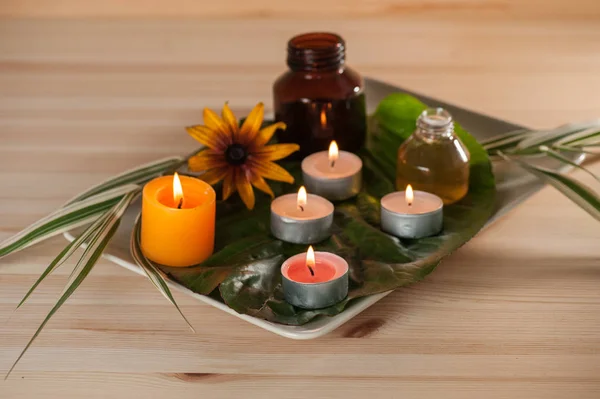 Velas Queimadas Cena Com Ervas Óleo Massagem Sobre Fundo Madeira — Fotografia de Stock