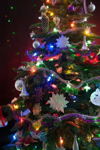 Árbol Navidad Decorado Con Luces Sobre Fondo Rojo —  Fotos de Stock