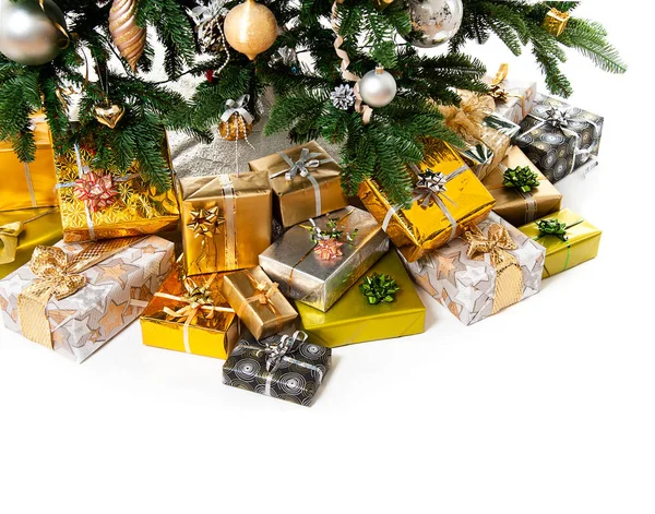 Julgran Med Gåvor Isolerad Vit Bakgrund Guld Silver Design — Stockfoto