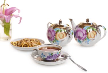 Beyaz arka plan üzerinde izole çay seti