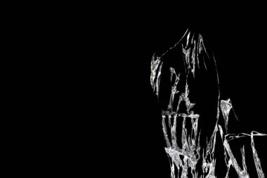 Siyah bir zemin üzerindeki kırık ayna camı izole edilmiş görüntü soyutlaması şeklinde çatlaklar şeklinde.