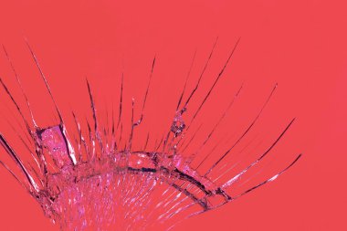 Renkli ve siyah bir zemin üzerinde kırık ayna camı izole edilmiş bir görüntü soyutlaması şeklinde çatlaklar şeklinde.