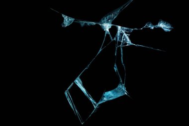 Kırık bir ayna ve siyah bir arkaplan üzerindeki cam kırıklarının izole bir görüntü soyutlaması şeklinde oluşturduğu bir desen.