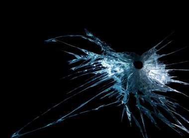 Kırık bir ayna ve siyah bir arkaplan üzerindeki cam kırıklarının izole bir görüntü soyutlaması şeklinde oluşturduğu bir desen.