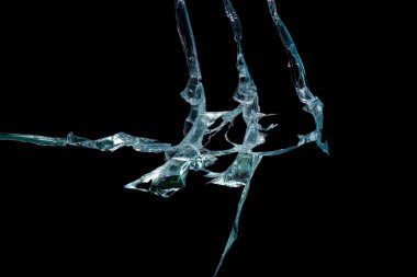 Kırık bir ayna ve siyah bir arkaplan üzerindeki cam kırıklarının izole bir görüntü soyutlaması şeklinde oluşturduğu bir desen.