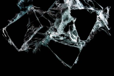 Kırık bir ayna ve siyah bir arkaplan üzerindeki cam kırıklarının izole bir görüntü soyutlaması şeklinde oluşturduğu bir desen.