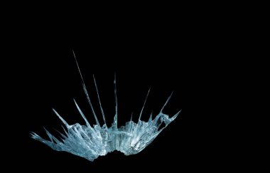 Kırık cam ve aynadaki çatlak siyah bir zemin üzerinde soyut bir çizim şeklinde tüm