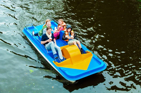 Onnellinen Perhe Lasten Kanssa Poljinveneessä — kuvapankkivalokuva