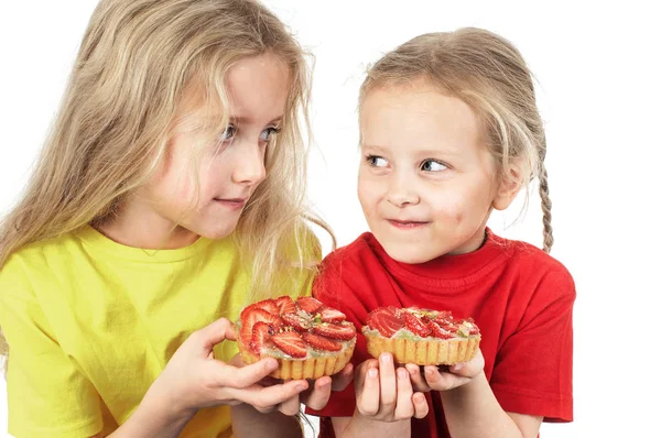 Dwie Małe Dziewczynki Szczęśliwy Jedzenia Ciasta Owocami — Zdjęcie stockowe