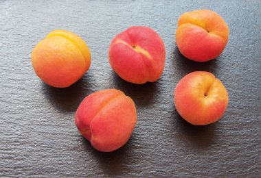 Masada tatlı taze şeftali