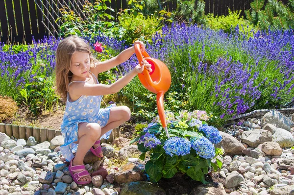 Bella Ragazza Che Innaffia Fiori Nel Giardino Famiglia Una Giornata — Foto Stock