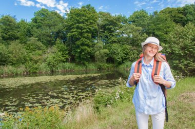 Bayan turist sırt çantası ile