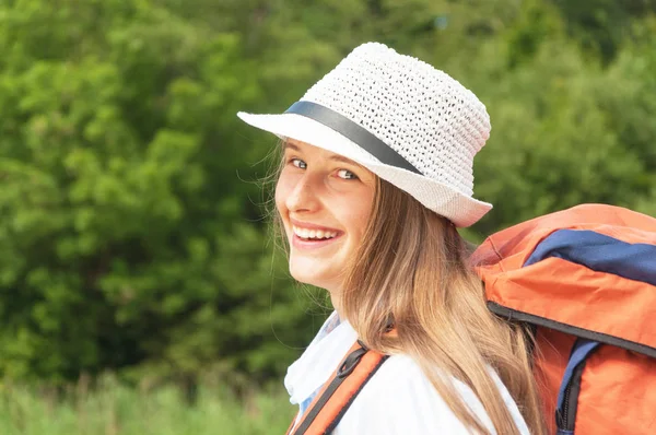 Bayan turist sırt çantası ile