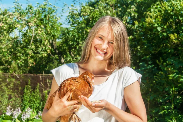 Fille Mignonne Appréciant Nourrir Poulet Ferme Journée Ensoleillée — Photo