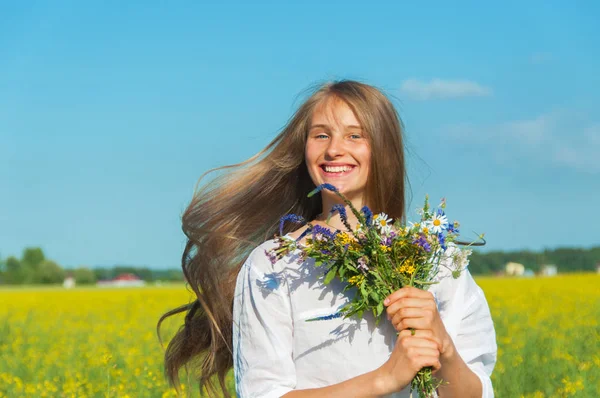 Beautiful Girl Bouquet Daisies Cornflowers Field — Stock Photo, Image
