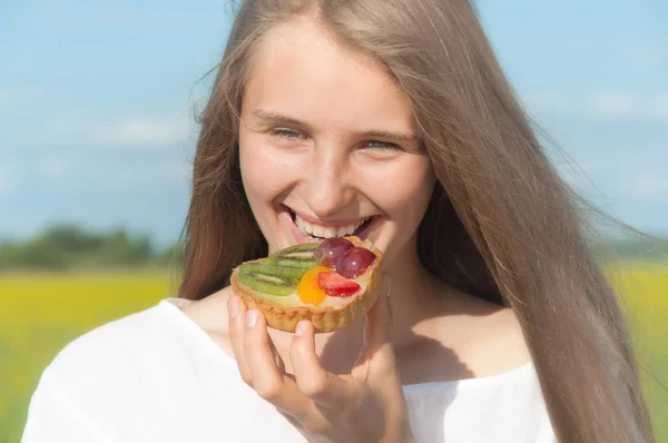 Hermosa Chica Comiendo Pastel Con Fruta Aire Libre — Foto de Stock