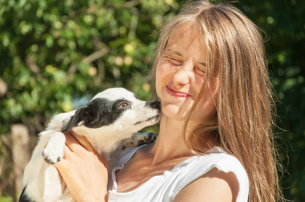 Mooi Meisje Met Huisdier Hond Buiten Spelen — Stockfoto