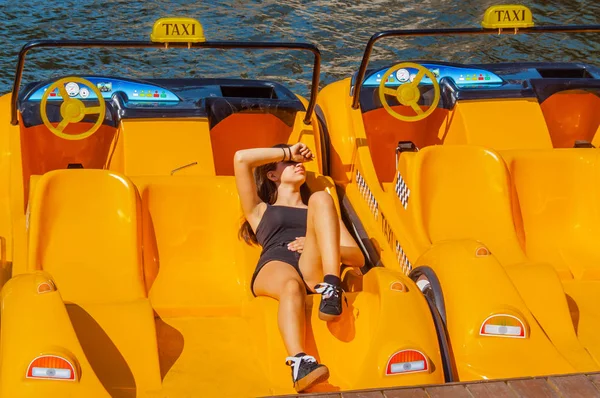Hermosa Chica Descansando Catamarán Taxi Acuático —  Fotos de Stock