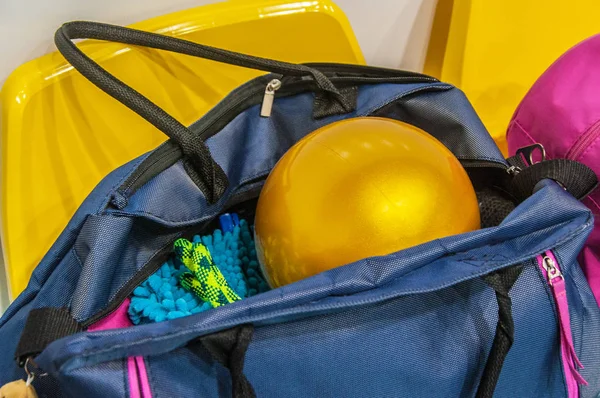 Ритмичные гимнастические аксессуары в сумке — стоковое фото