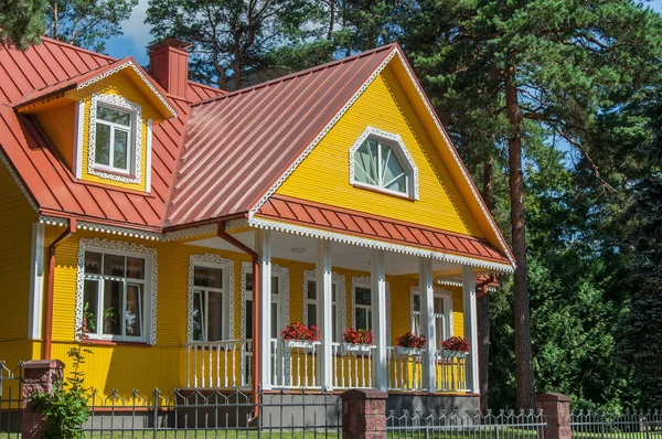 Schönes Haus Mit Terrasse Und Blumen Inmitten Des Waldes — Stockfoto