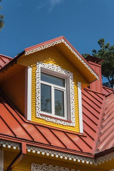 Schöne Dachgeschossfenster — Stockfoto